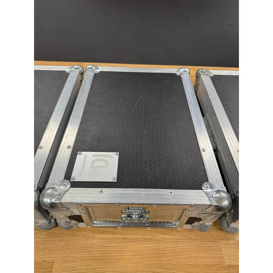 Pioneer DJ CDJ2000 Nexus Platinum DJM 900 Nexus + Flight Cases