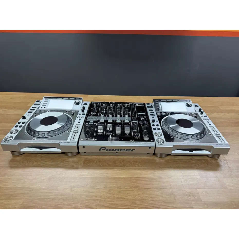 Pioneer DJ CDJ2000 Nexus Platinum DJM 900 Nexus + Flight Cases