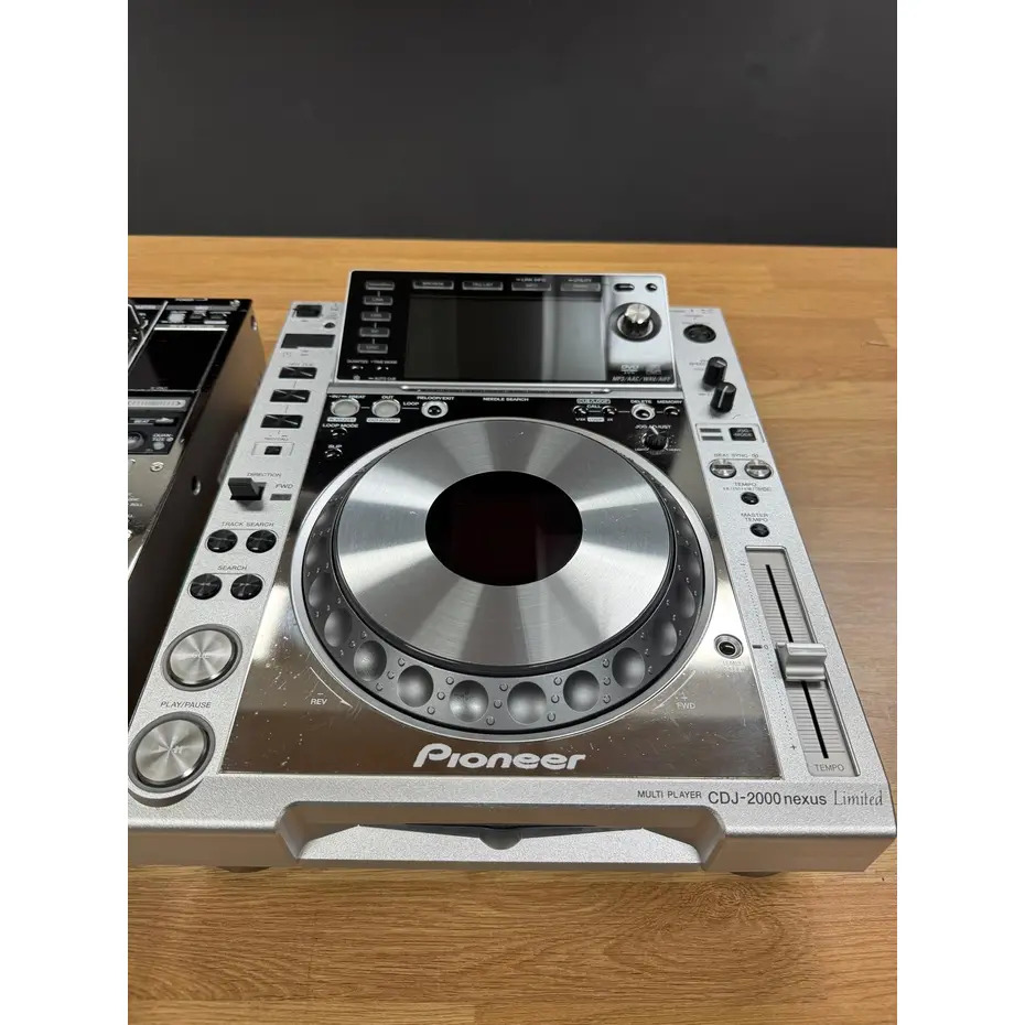 Pioneer DJ CDJ2000 Nexus Platinum DJM 900 Nexus + Flight Cases