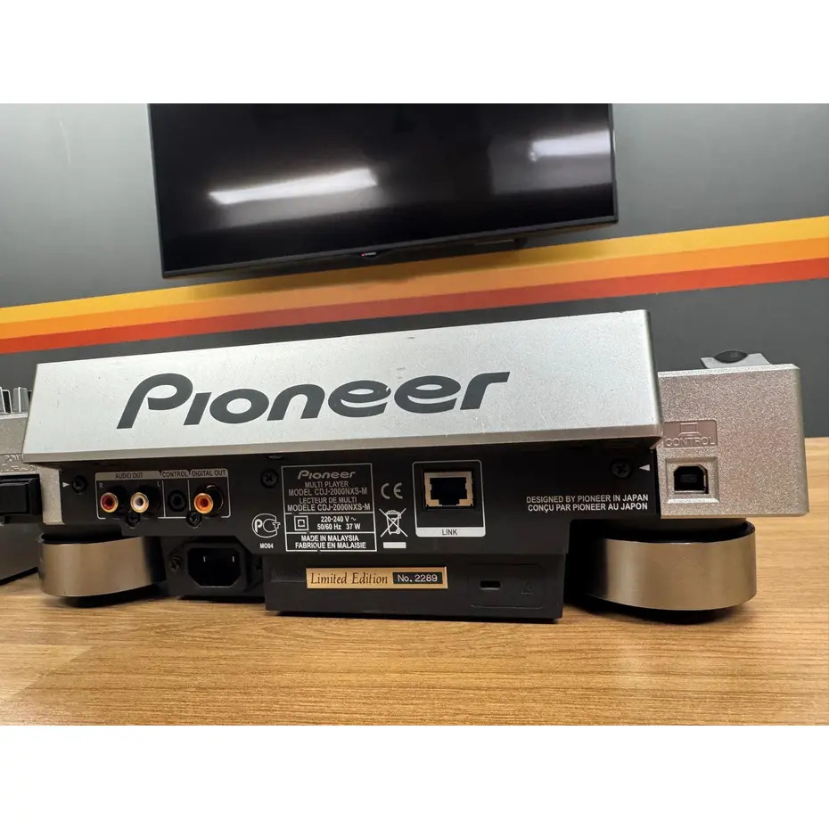 Pioneer DJ CDJ2000 Nexus Platinum DJM 900 Nexus + Flight Cases