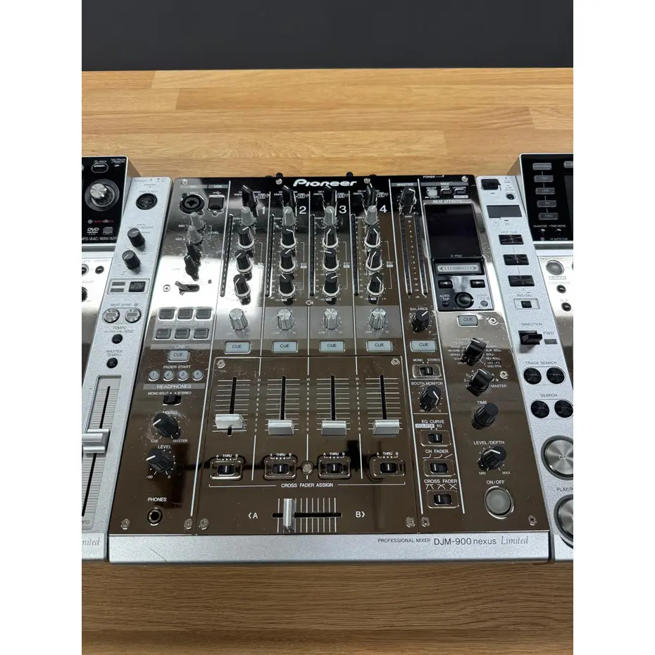 Pioneer DJ CDJ2000 Nexus Platinum DJM 900 Nexus + Flight Cases